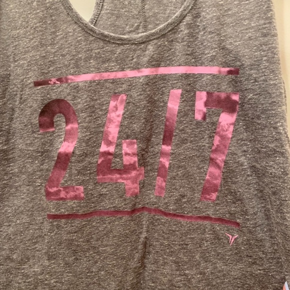 {OLD NAVY} Workout Top - Picture 3 of 6